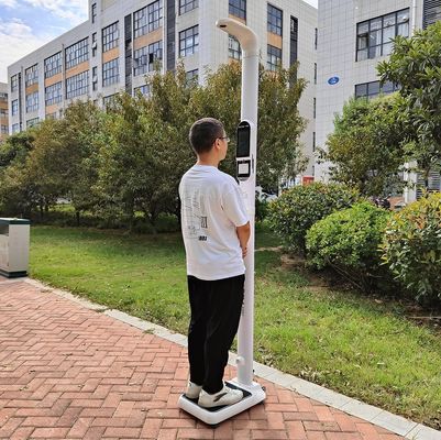 Échelle médicale avec une plage de mesure de la hauteur de 0 à 200 cm et une analyse facultative de la graisse corporelle