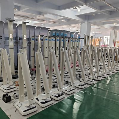 Échelle médicale avec une plage de mesure de la hauteur de 0 à 200 cm et une analyse facultative de la graisse corporelle