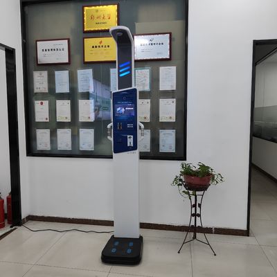Fonction de hauteur Kiosque de contrôle de santé intelligent à pièce avec imprimante G.W 43kg