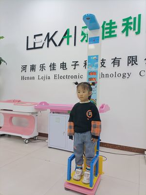Personnalisation ODM Enfants Échelle automatique de poids et de hauteur de siège pour enfants 50-150cm