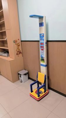 Mesure précise de la hauteur et du poids avec une échelle de pharmacie de tension de travail AC100-240V