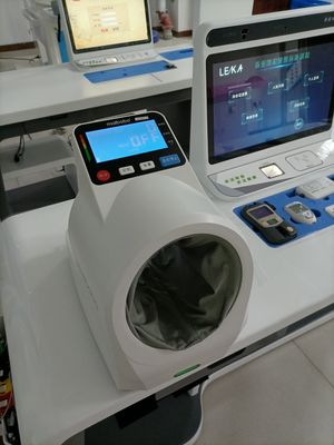 Station d'auto-service de kiosque de télémédecine pour le contrôle et la consultation de la santé du corps entier