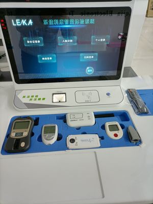 Kiosque de télémédecine à écran LCD HD pour le contrôle de la santé et la surveillance de la pression artérielle du corps entier