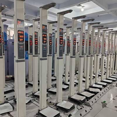 Machine de mesure de la taille et du poids de l'échelle du médecin 33*46*230 cm avec écran LED/LCD