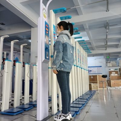 Machine de mesure de la taille et du poids pour des évaluations médicales précises