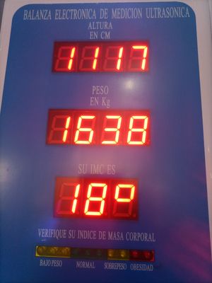 Machine de mesure de la taille et du poids pour des évaluations médicales précises